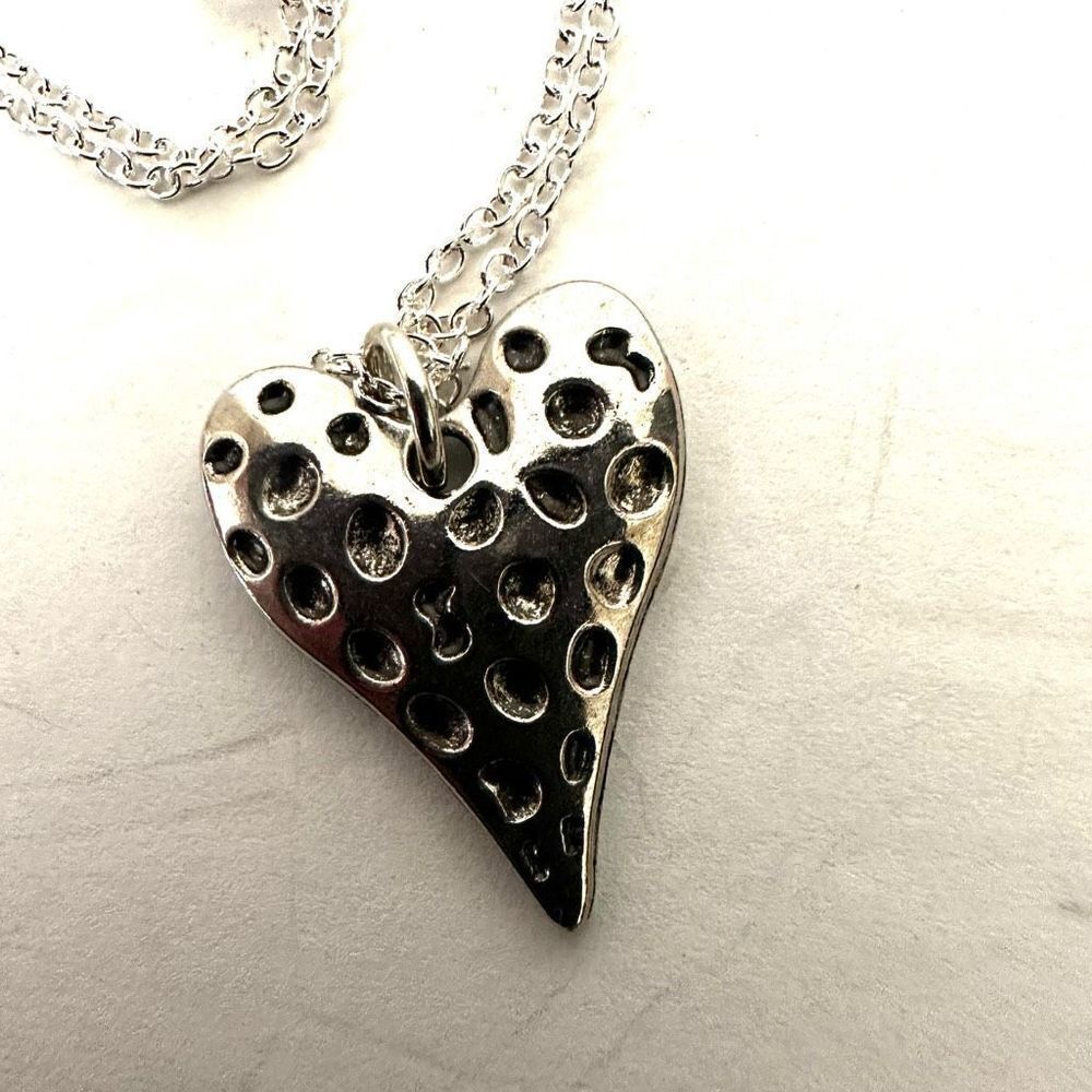 Silver tone heart pendant necklace - Picture 7 of 9